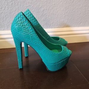 Charlotte Russe Green platform pumps